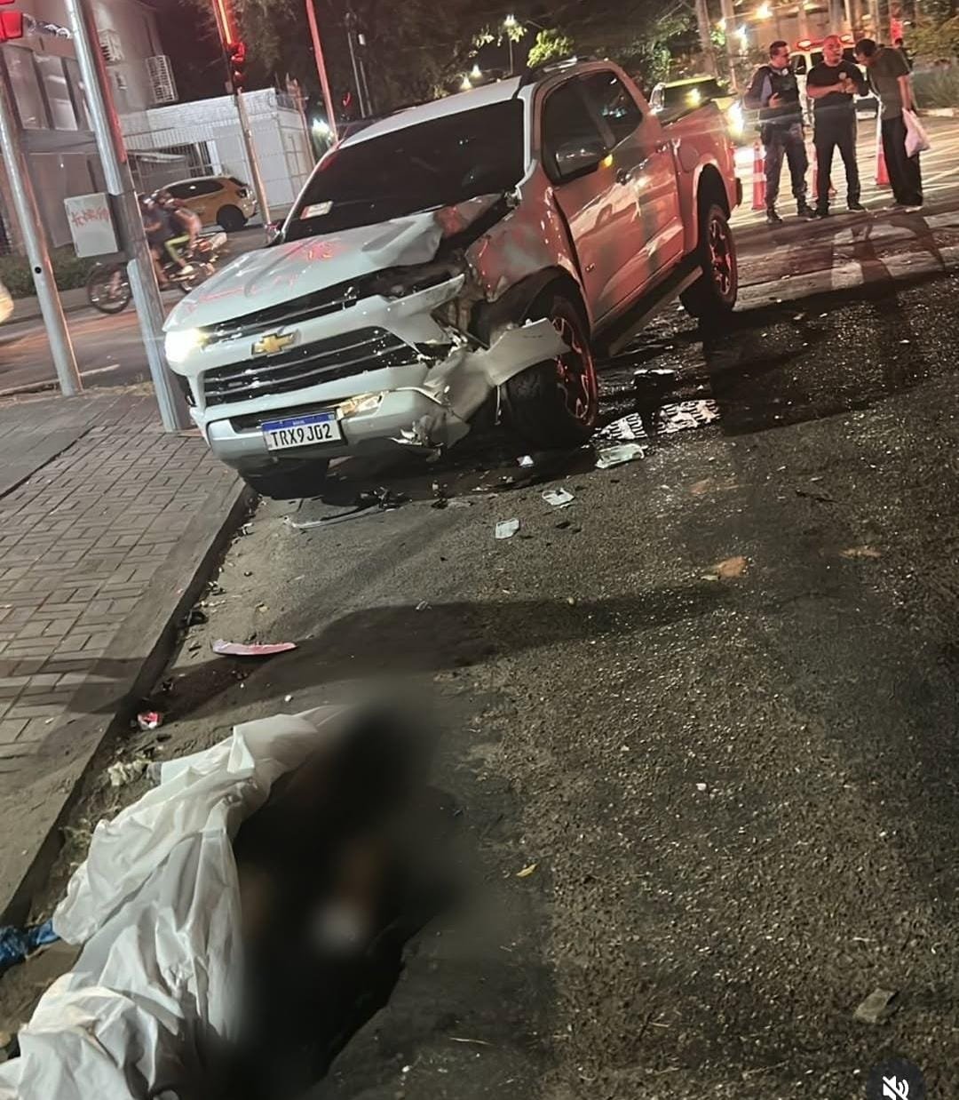 Picape bate em motociclista e deixa vítima morta