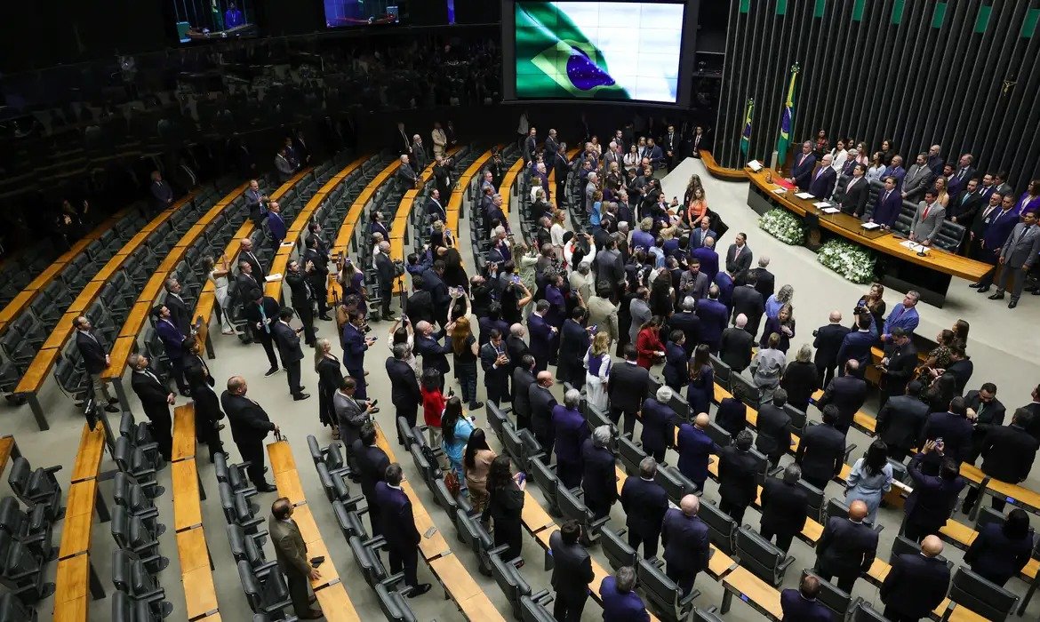 Câmara vota MP sobre compras de até US$ 50