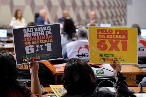 A proposta de emenda à Constituição (PEC) que prevê o fim da escala 6x1 foi encaminhada nesta sexta-feira (14) pelo presidente do Senado, Davi Alcolumbre (União-AP), à Comissão de Constituição e Justiça (CCJ). O despacho ocorreu após conversas entre Alcolumbre e o presidente Luiz Inácio Lula da Silva.