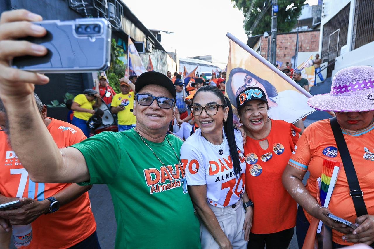 Dra. Shádia reforça diálogo durante caminhada em Manaus