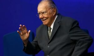 José Sarney, de 96 anos, é internado com pneumonia